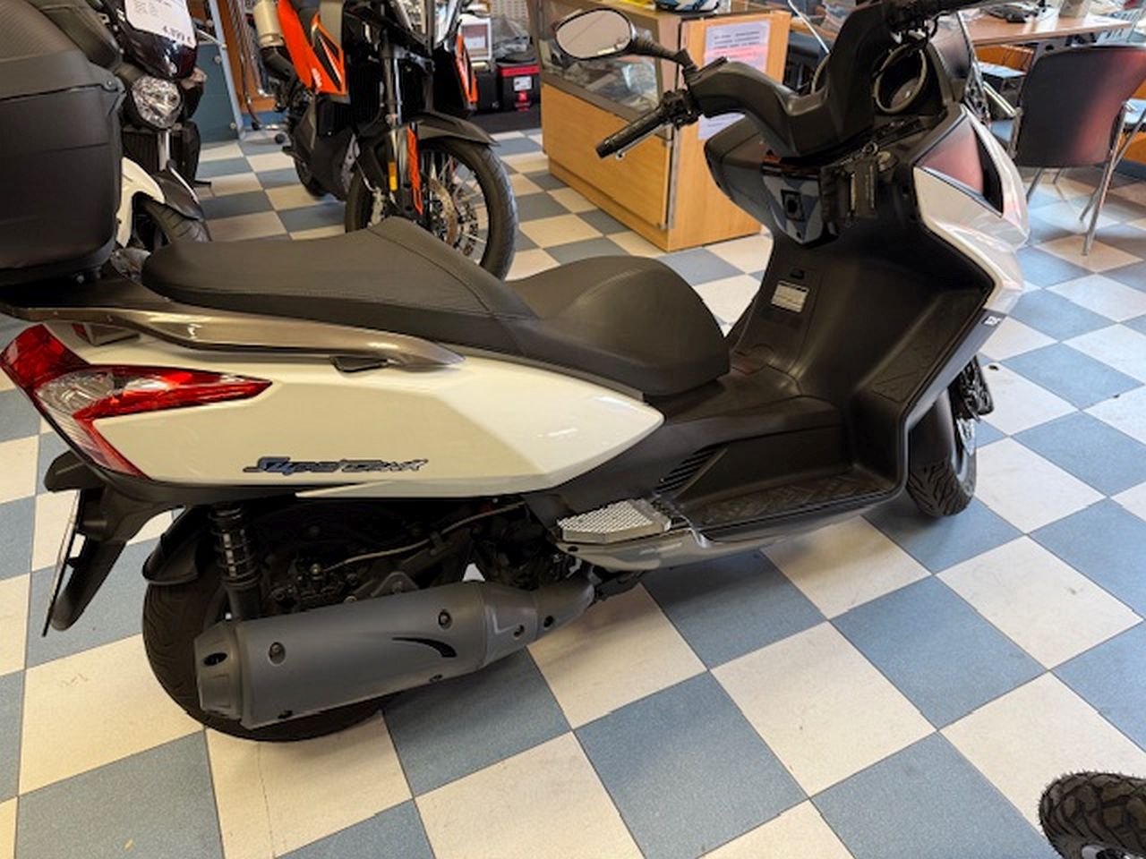 KYMCO Super Dink 125i KYMCO Super Dink 125i