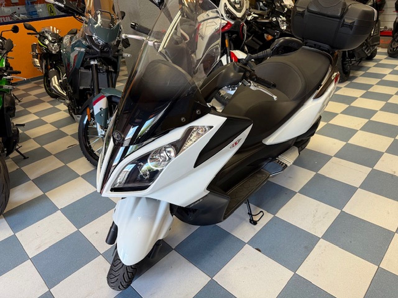 KYMCO Super Dink 125i KYMCO Super Dink 125i