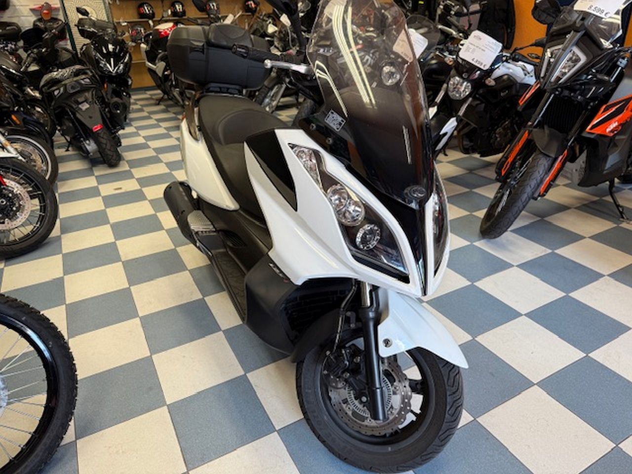 KYMCO Super Dink 125i KYMCO Super Dink 125i